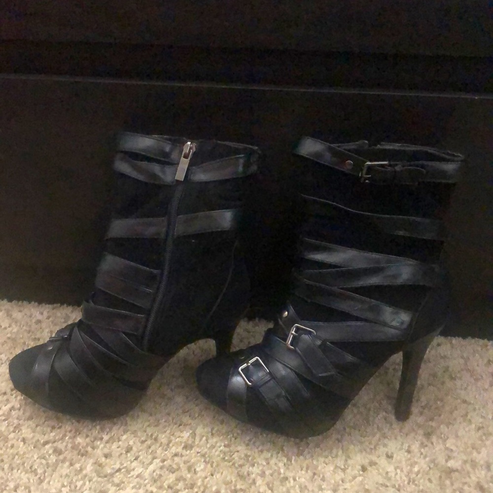 Addiction 91 size 6 black high heeled booties